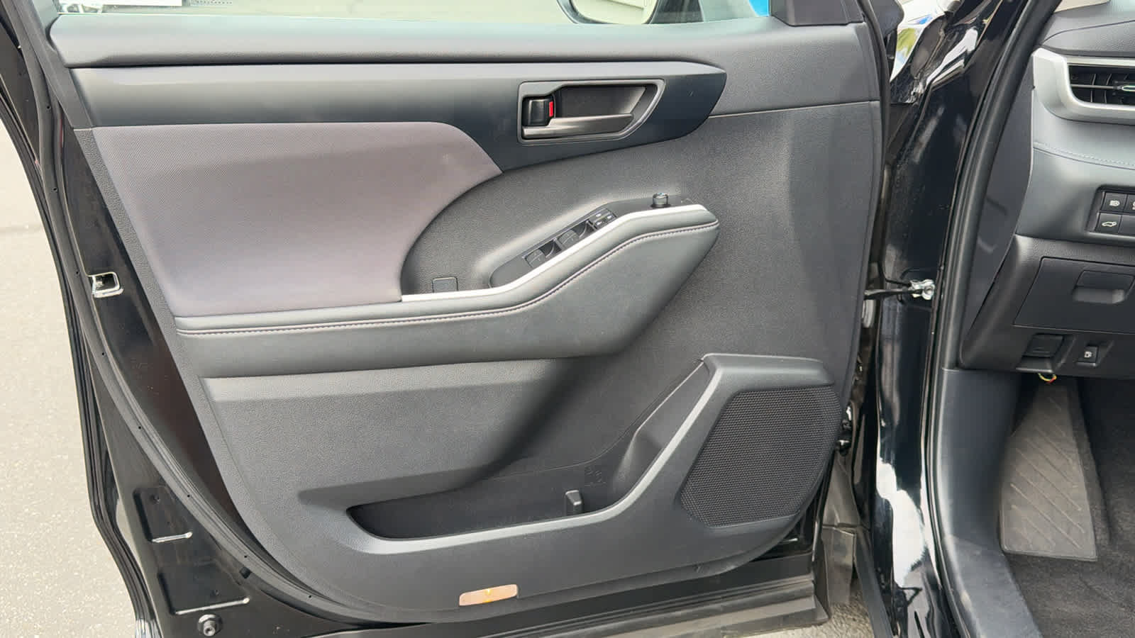 Used 2025 Toyota Highlander LE FWD image 23