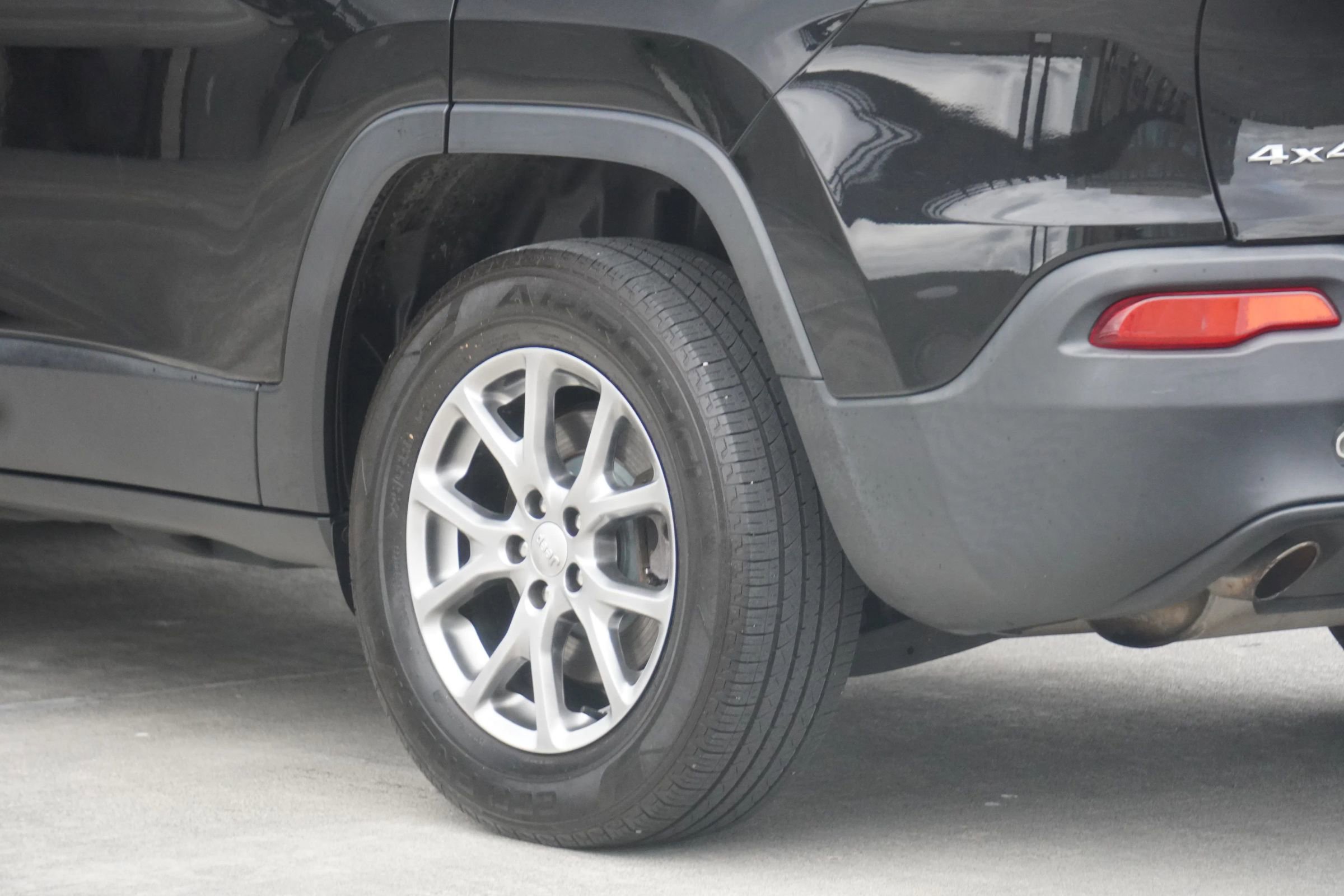 Used 2018 Jeep Cherokee Latitude Plus w/ Cold Weather Group image 23