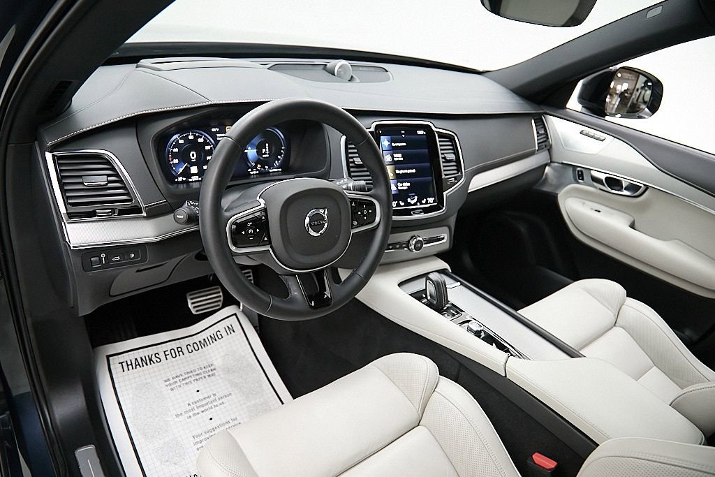 Used 2022 Volvo XC90 T8 R-Design image 13