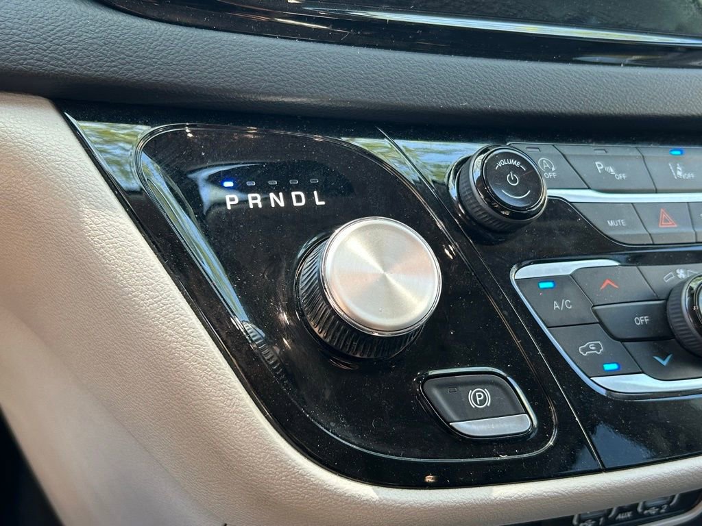 Used 2023 Chrysler Pacifica Touring-L image 24