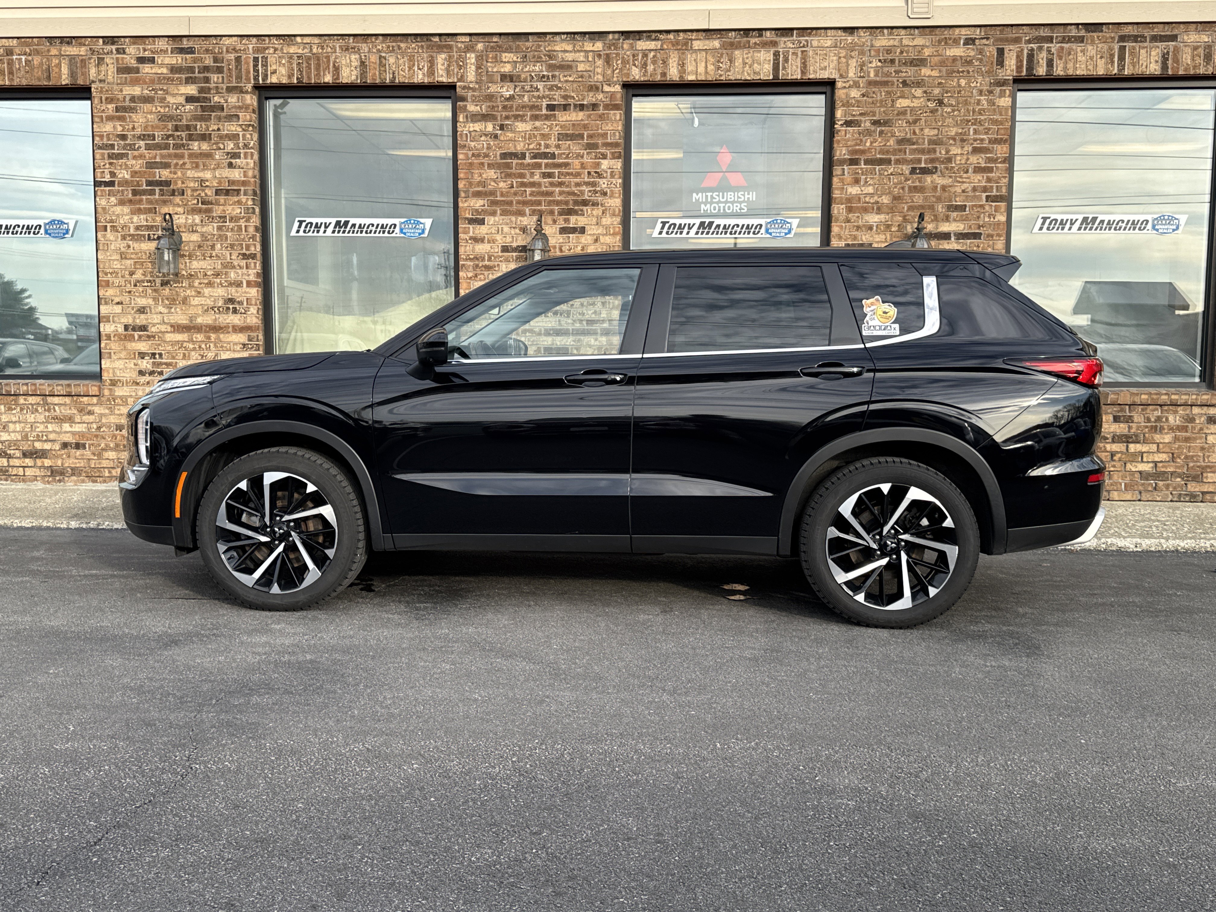 Used 2022 Mitsubishi Outlander SE image 2