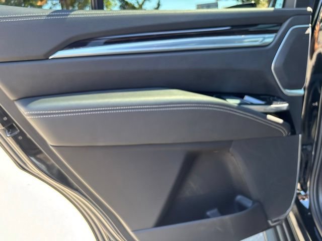 Used 2025 Cadillac Escalade Premium Luxury AWD/4WD image 29
