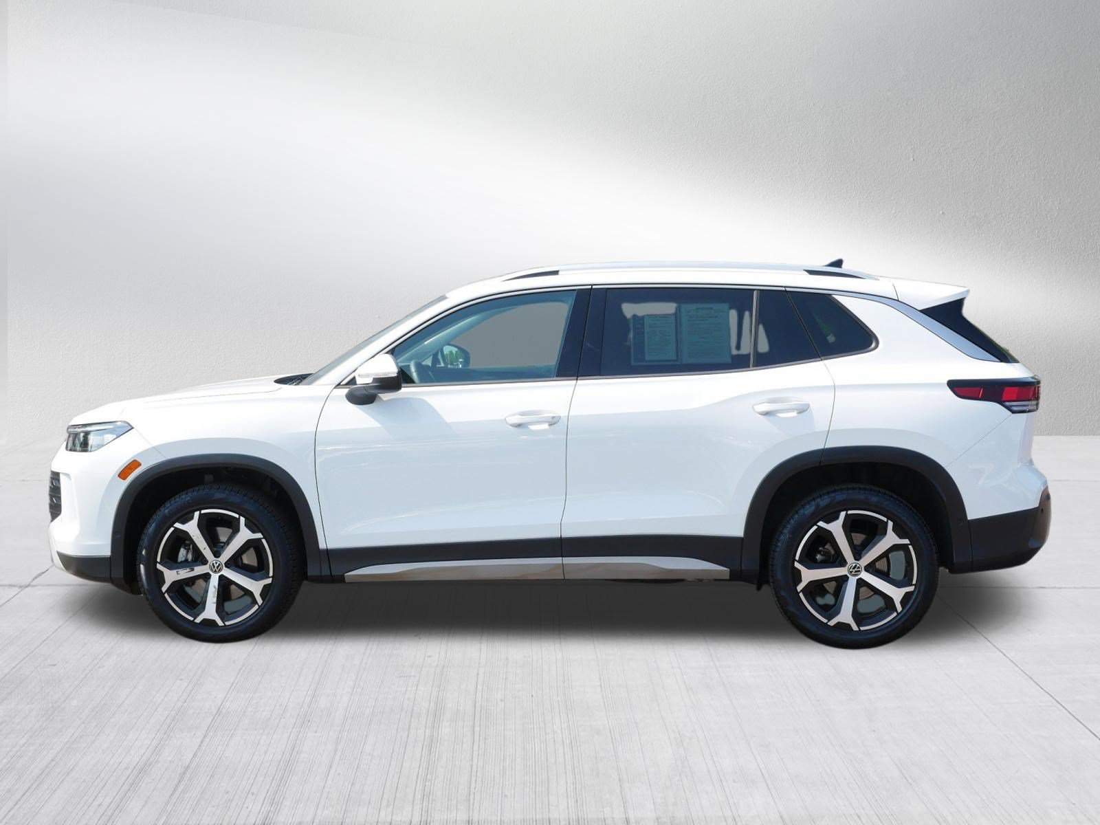 Certified 2025 Volkswagen Tiguan SE AWD/4WD image 4