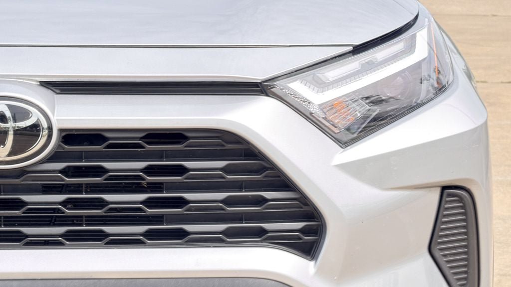 Used 2025 Toyota RAV4 XLE FWD image 5