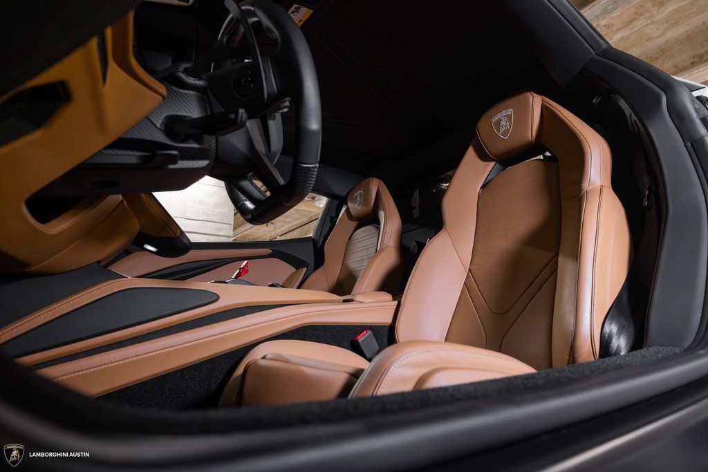 Used 2024 Lamborghini Revuelto image 33