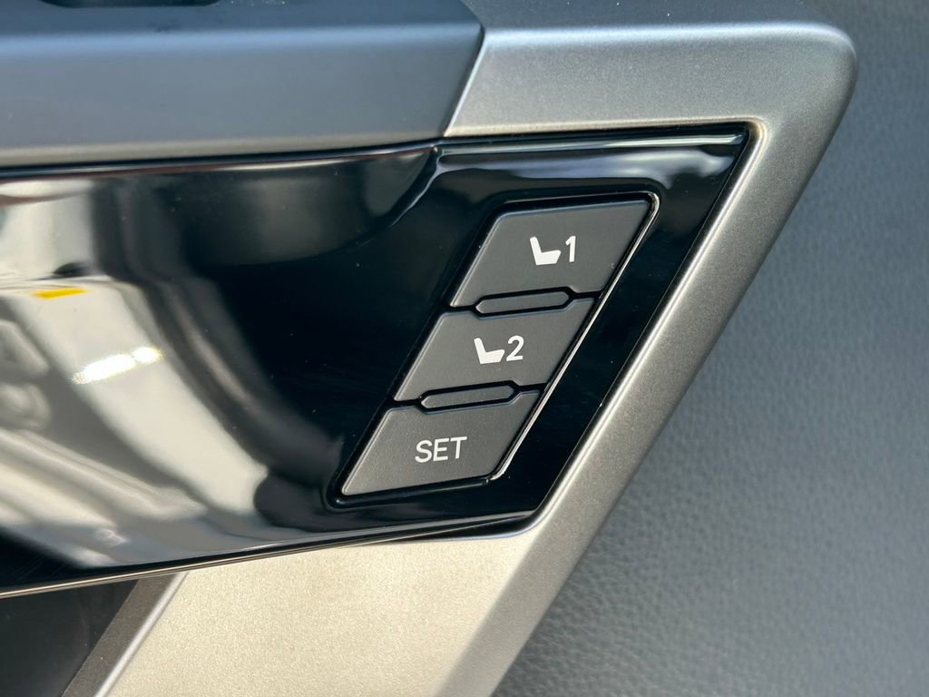 Used 2025 Toyota Tundra Limited AWD/4WD image 25