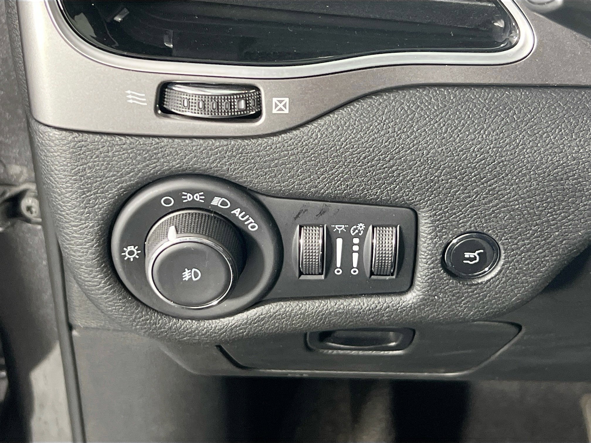 Used 2022 Jeep Cherokee Limited image 10