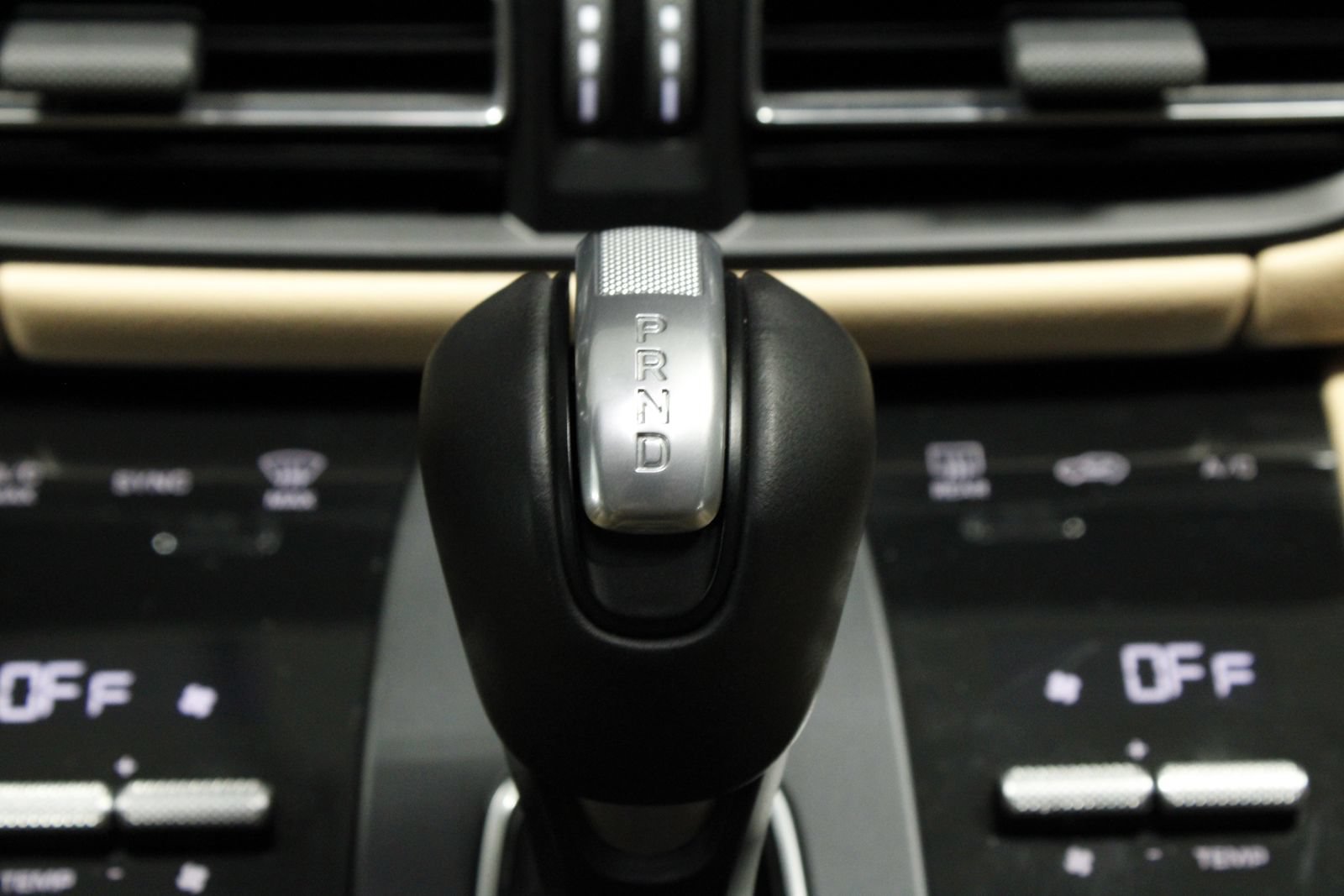 Certified 2025 Porsche Macan AWD/4WD image 25
