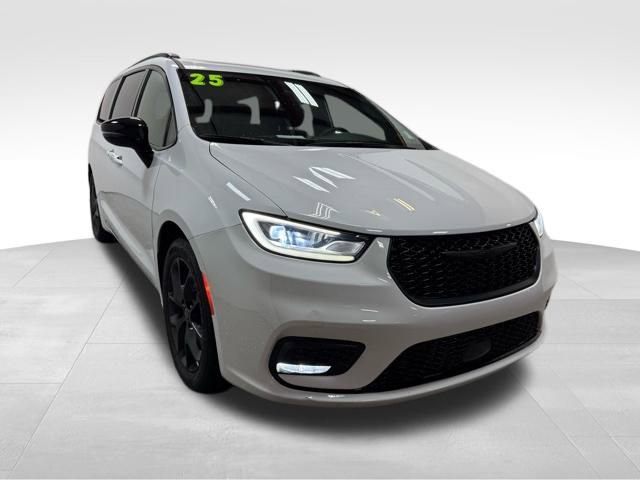 Used 2025 Chrysler Pacifica Limited image 6
