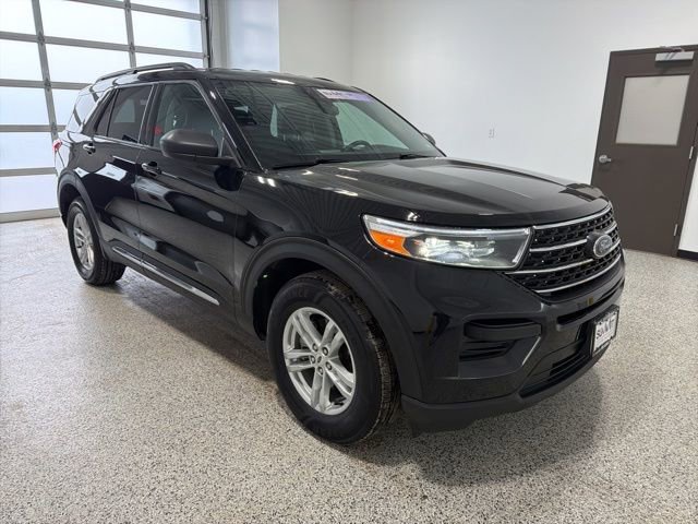 Used 2023 Ford Explorer XLT image 3