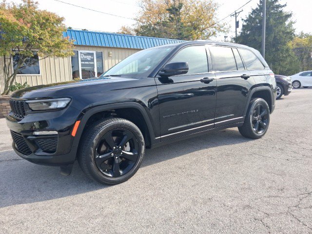 Used 2023 Jeep Grand Cherokee Limited w/ Black Appearance Package AWD/4WD image 2