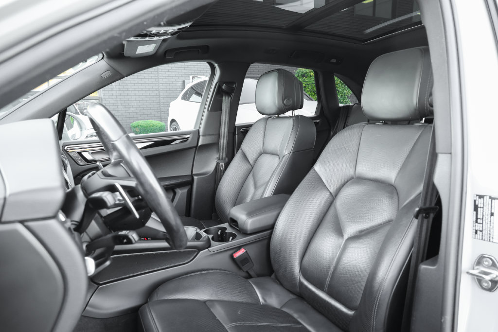 Certified 2023 Porsche Macan Turbo AWD/4WD image 5