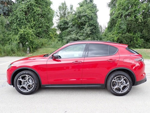 New 2025 Alfa Romeo Stelvio Sprint image 2