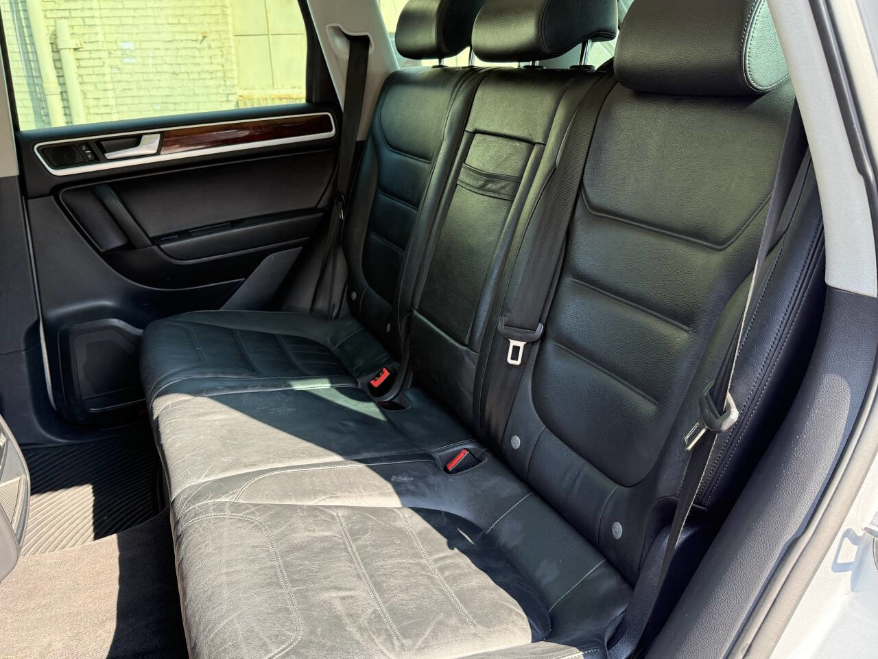 Used 2012 Volkswagen Touareg Sport image 22