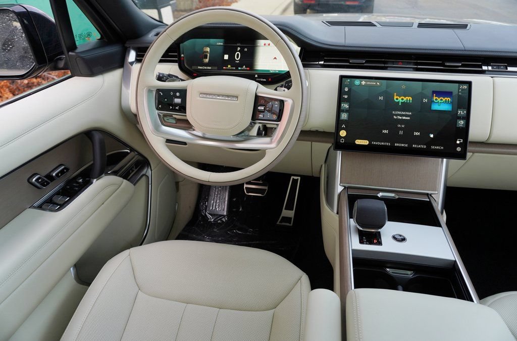 Used 2026 Land Rover Range Rover SE AWD/4WD image 14
