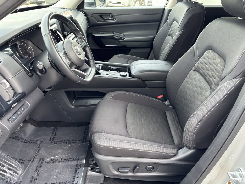 Used 2025 Nissan Pathfinder SV AWD/4WD image 14