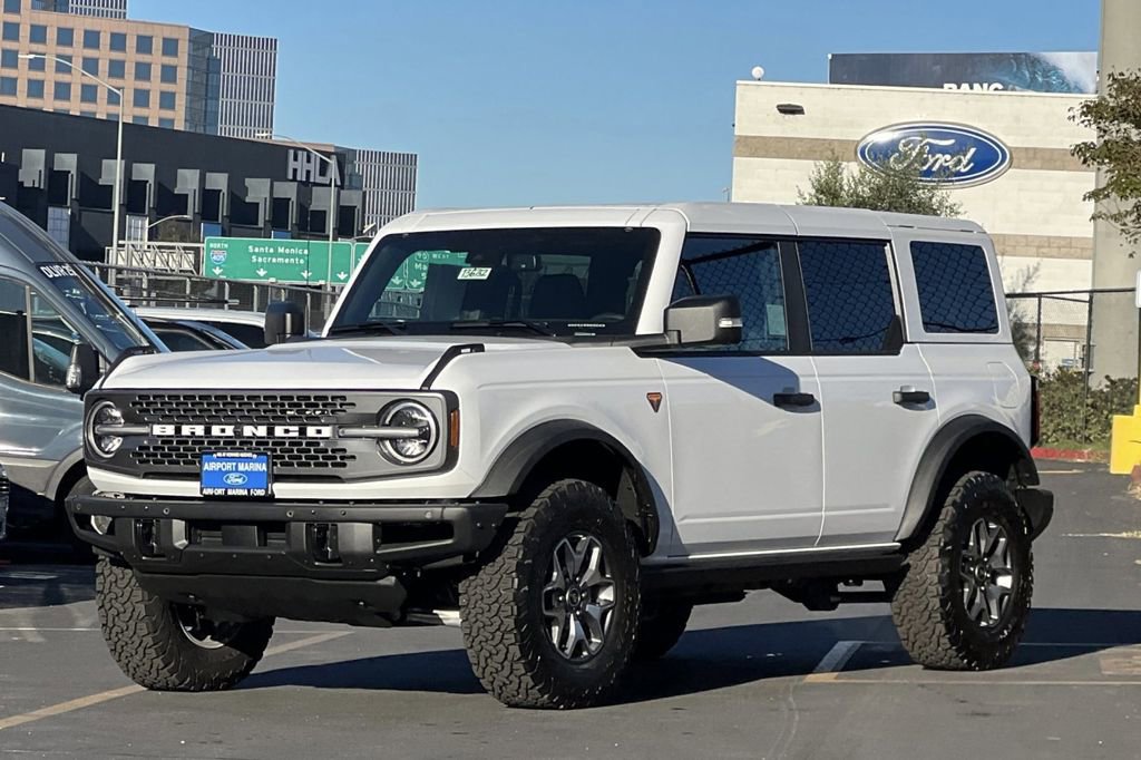 Used 2025 Ford Bronco Badlands image 9