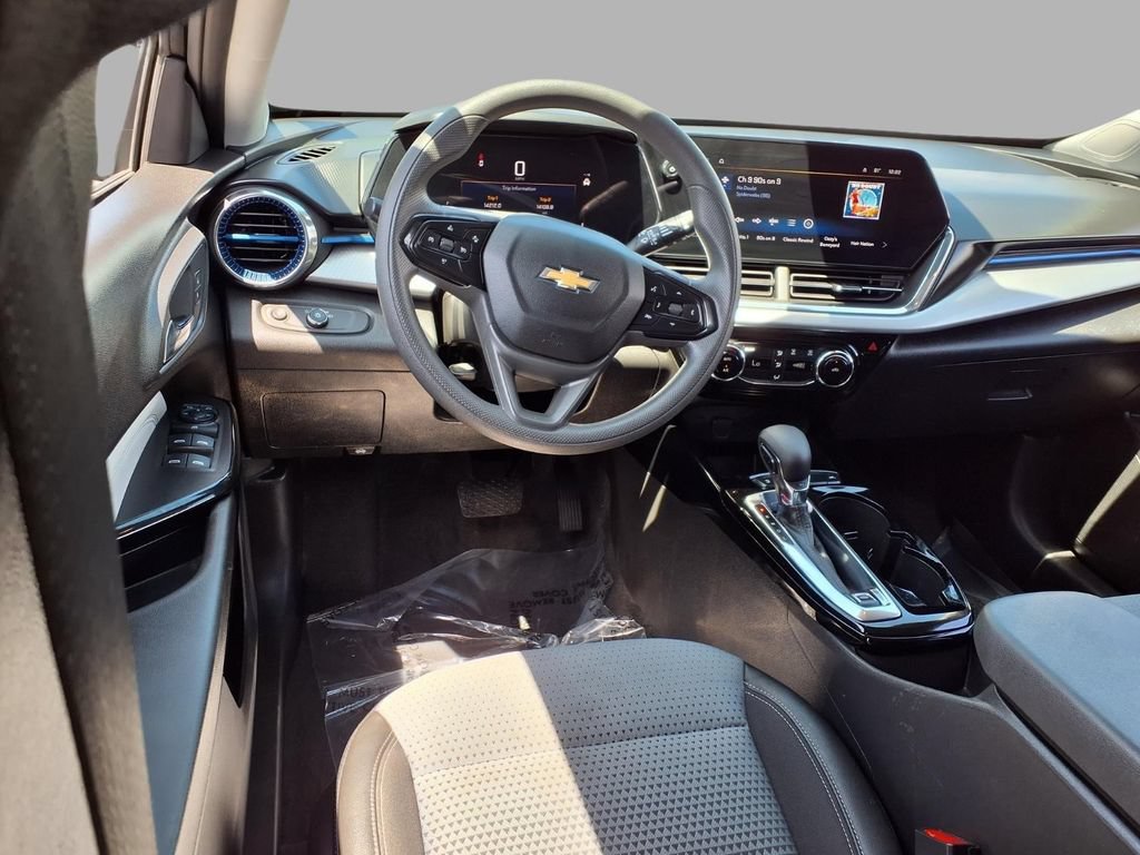 Used 2025 Chevrolet Trax LT FWD image 4