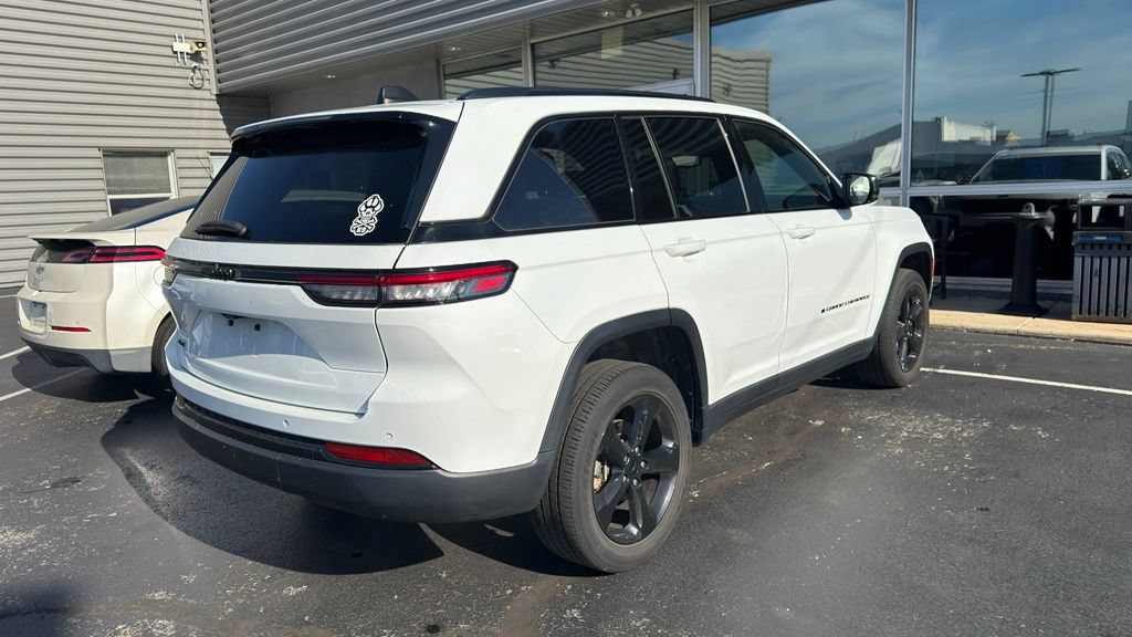 Used 2023 Jeep Grand Cherokee Altitude AWD/4WD image 5