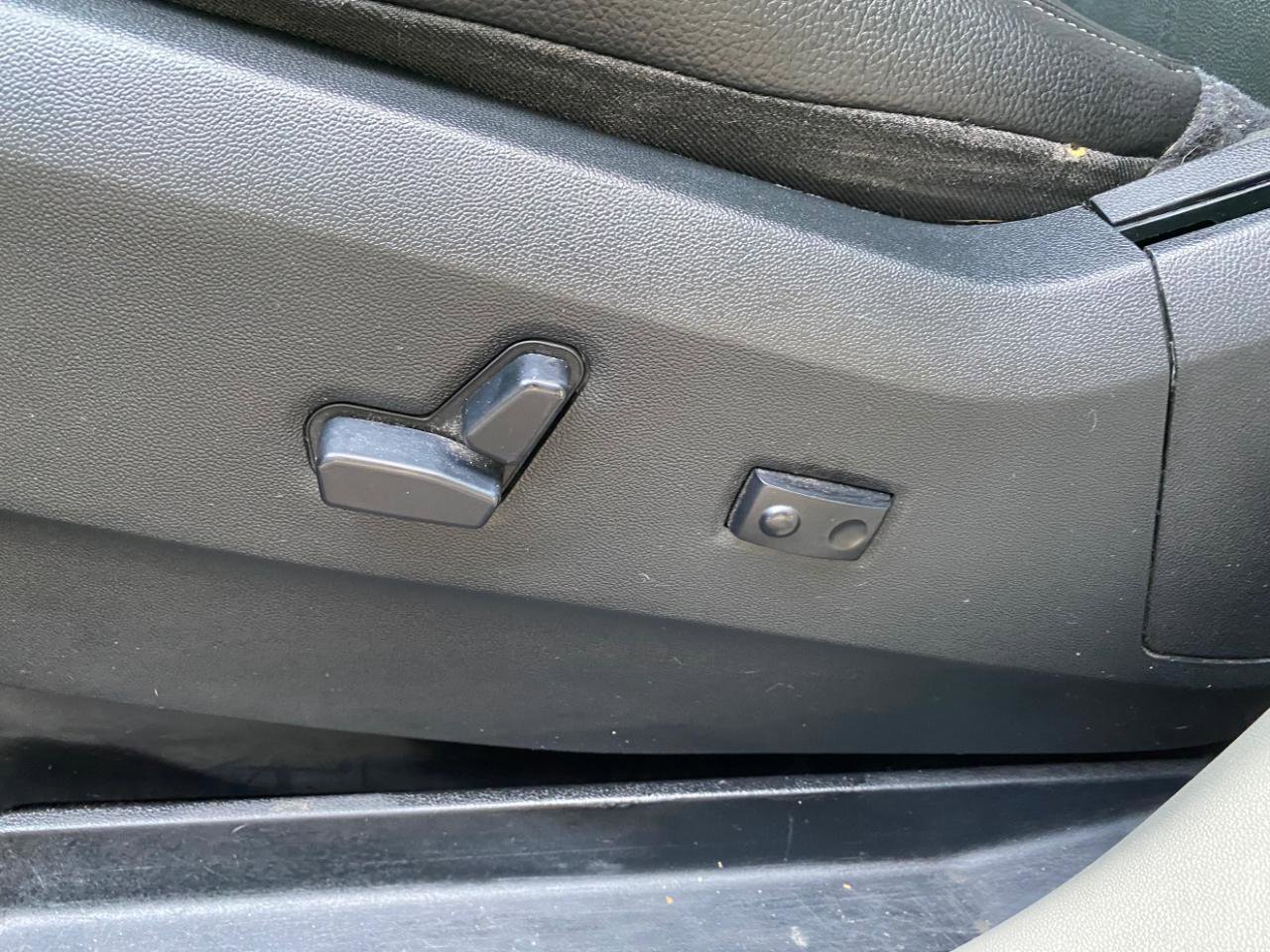 Used 2016 Chrysler Town & Country Touring FWD image 29