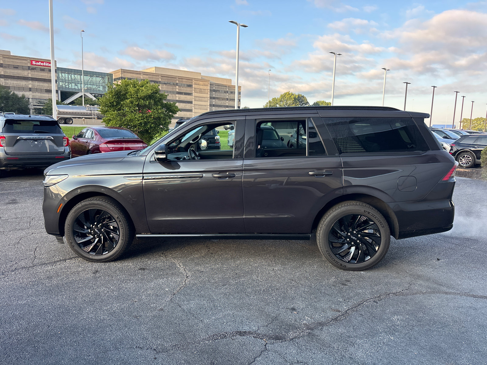 New 2026 Lincoln Navigator Reserve w/ Jet Appearance Package AWD/4WD image 4