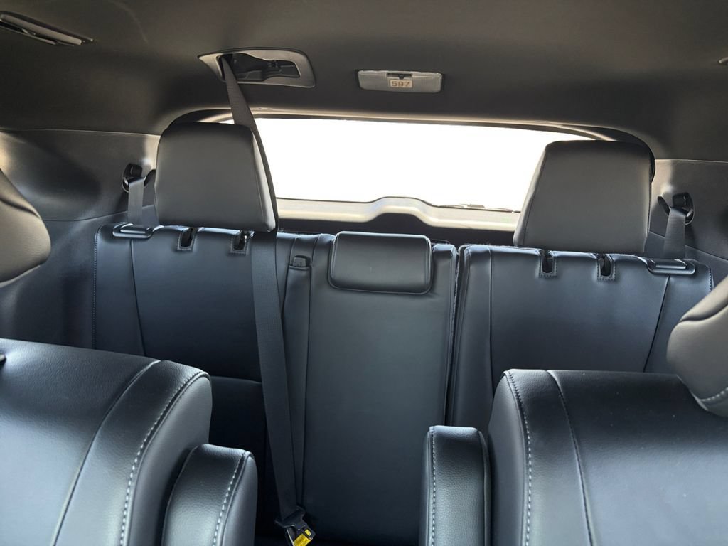 Used 2023 Toyota Highlander XSE FWD image 16