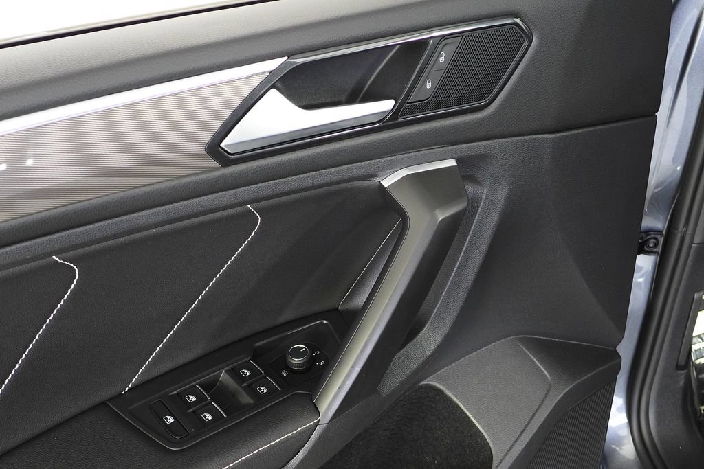 Certified 2023 Volkswagen Tiguan SE R-Line FWD image 11