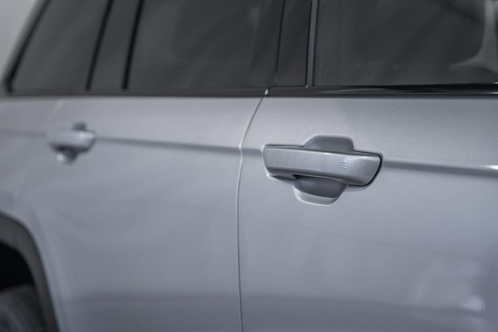 New 2025 Jeep Grand Cherokee Limited image 16