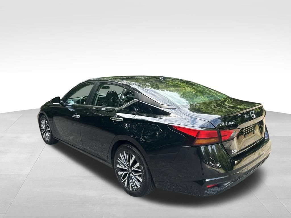 Used 2024 Nissan Altima 2.5 SV FWD image 3