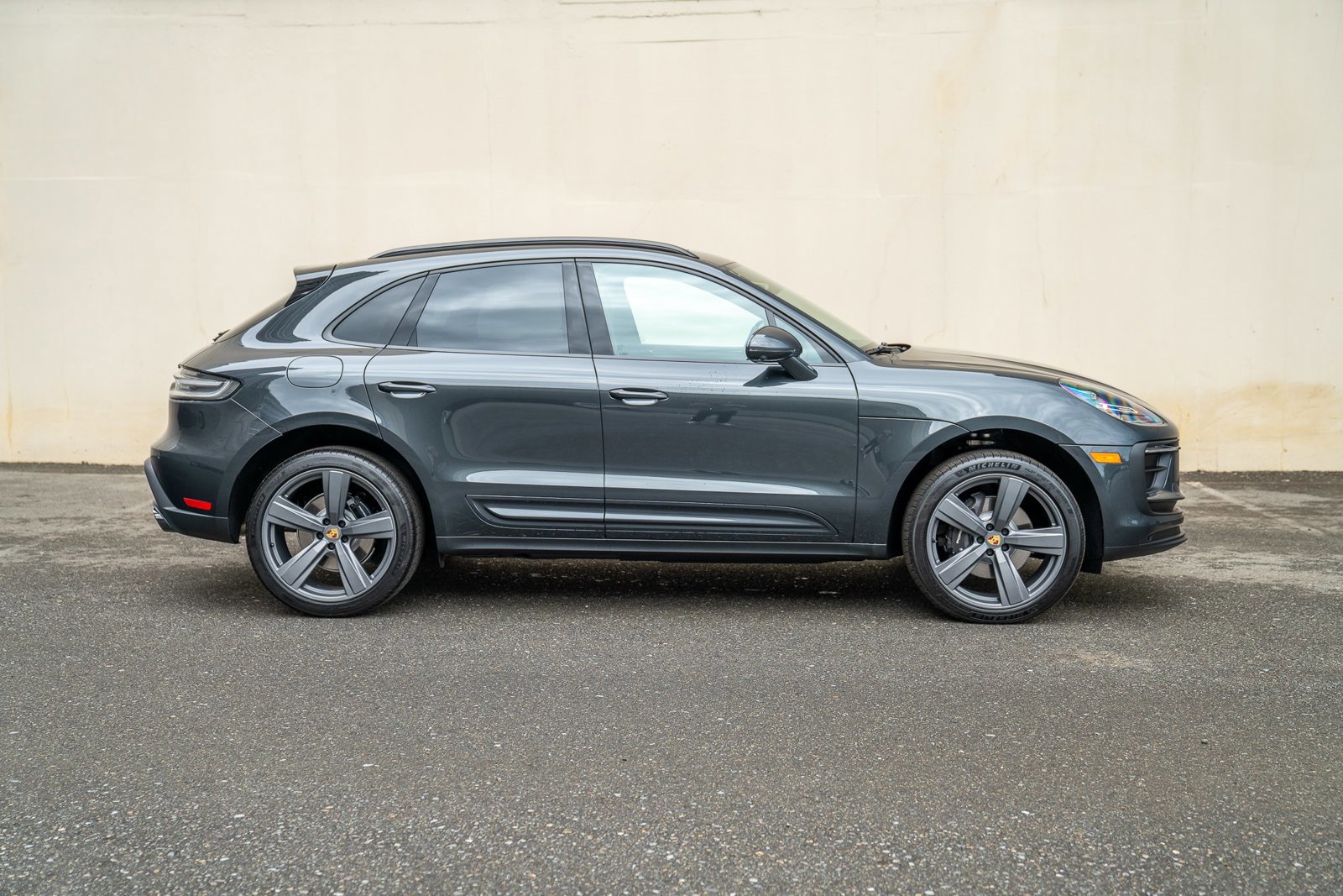 Certified 2025 Porsche Macan AWD/4WD image 8