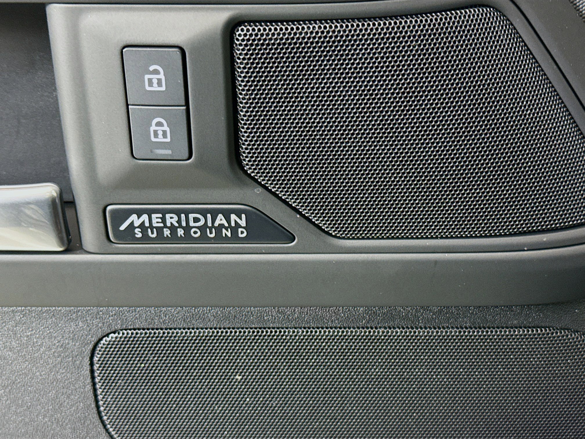 Used 2025 Land Rover Defender 110 X-Dynamic SE image 19