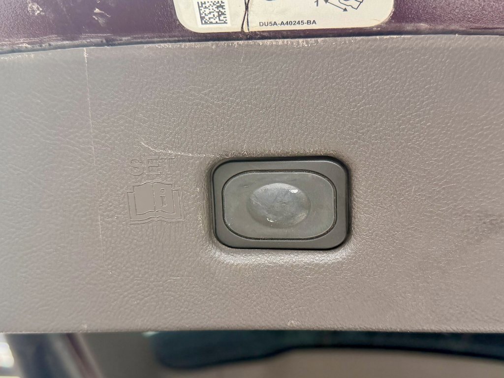 Used 2017 Lincoln MKX Reserve w/ Driver Assistance Package image 16