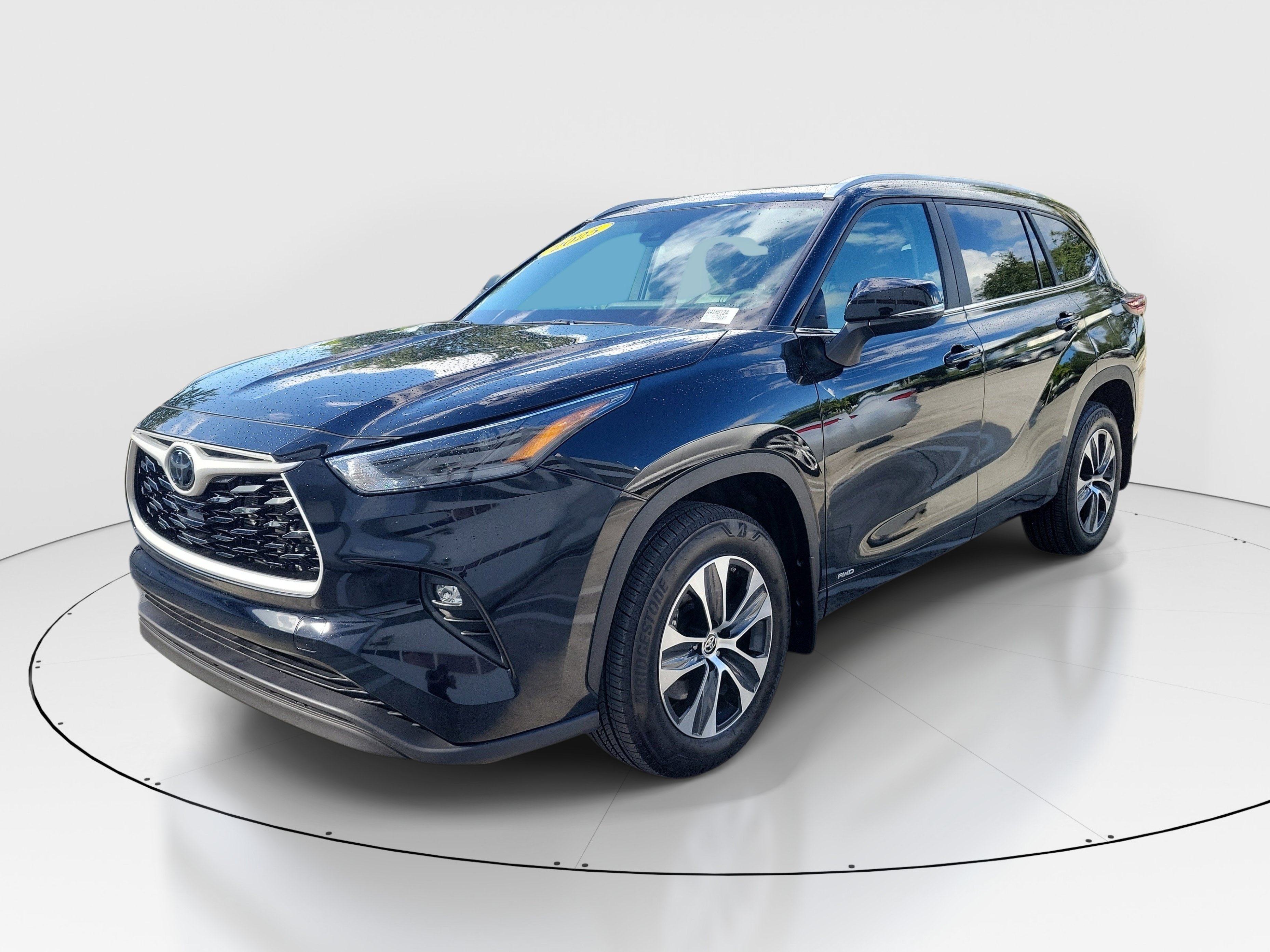 Certified 2025 Toyota Highlander XLE AWD/4WD image 3