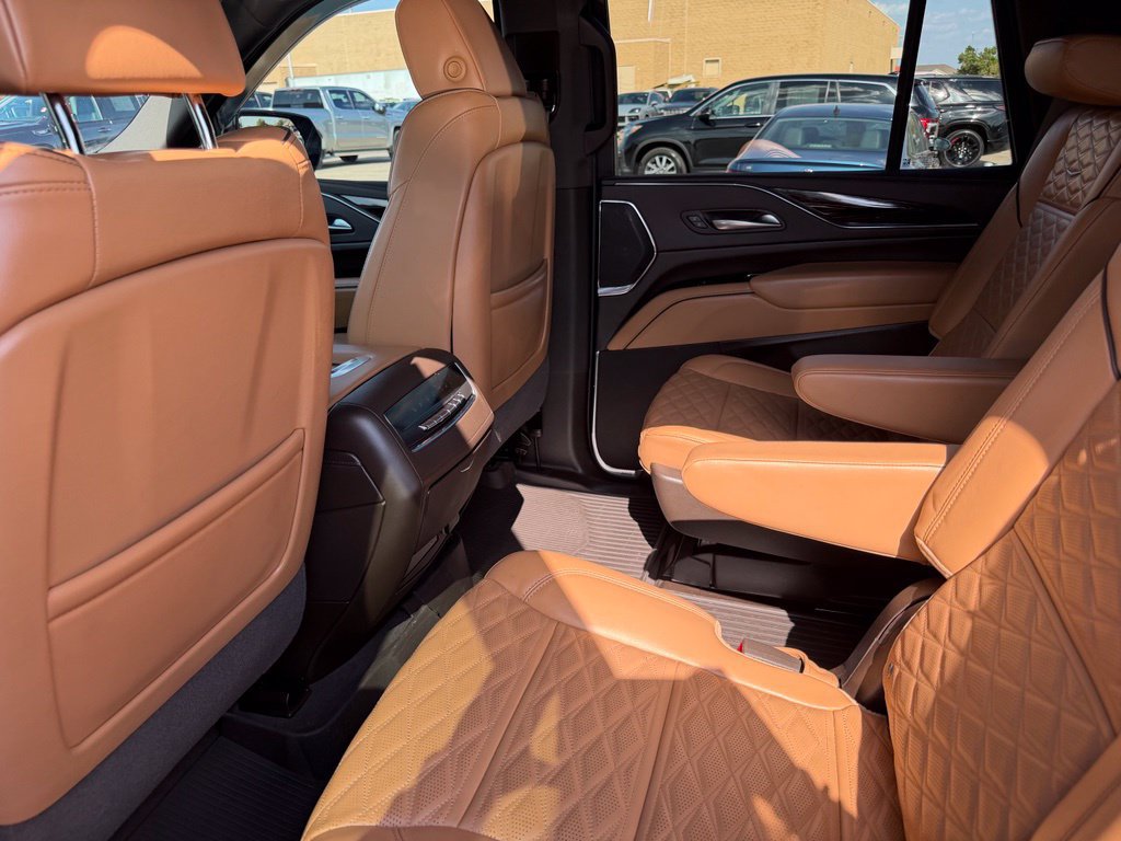 Used 2024 Cadillac Escalade Premium Luxury AWD/4WD image 20