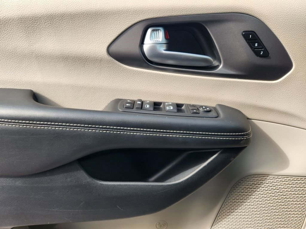 Used 2024 Chrysler Pacifica Touring-L image 23