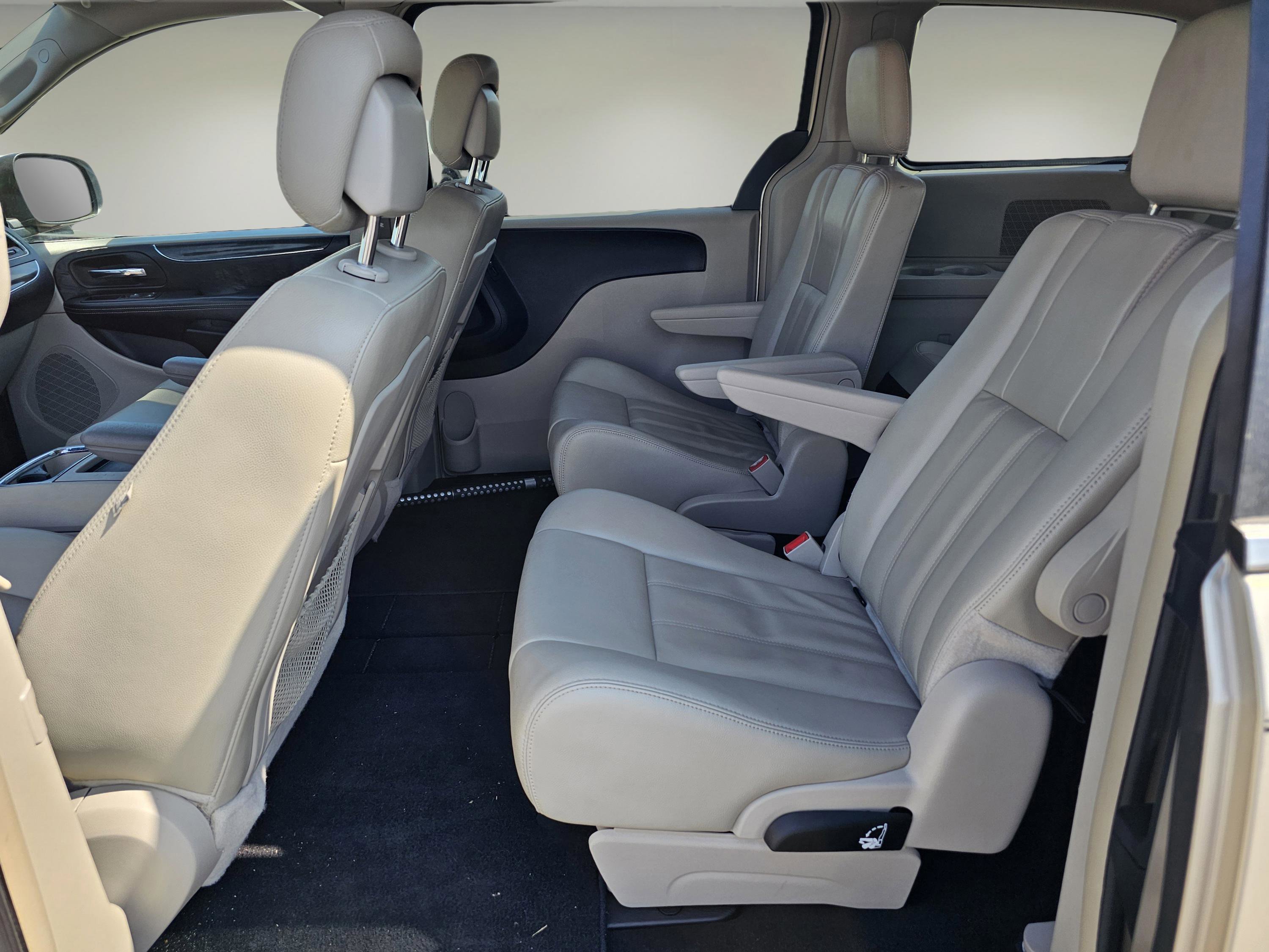 Used 2013 Chrysler Town & Country Touring image 13