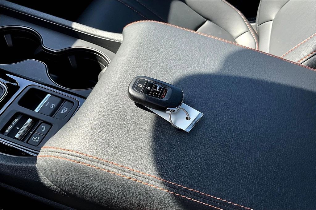 Used 2025 Honda Pilot TrailSport image 39