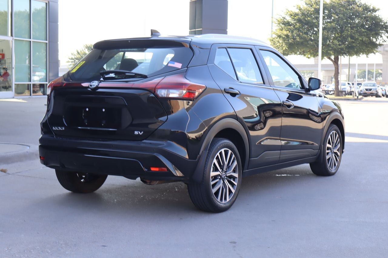 Used 2022 Nissan Kicks SV w/ Interior Electronics Package FWD image 3