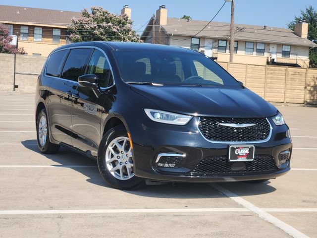 Used 2025 Chrysler Pacifica Select FWD image 2
