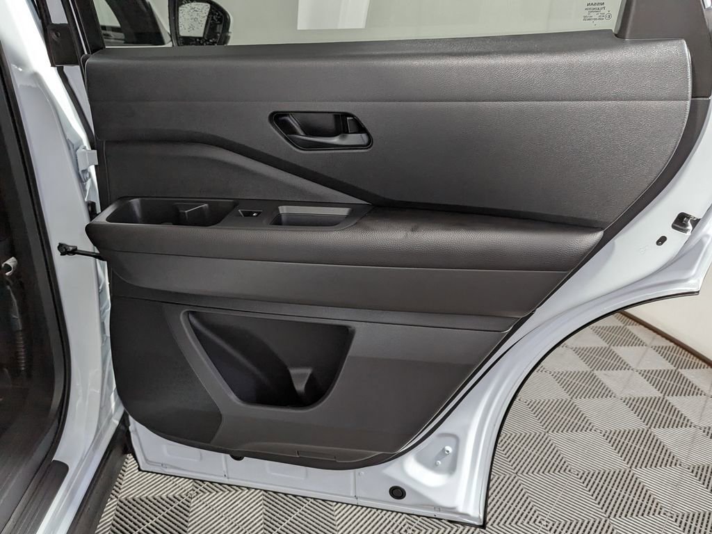 Used 2025 Nissan Pathfinder SV image 38