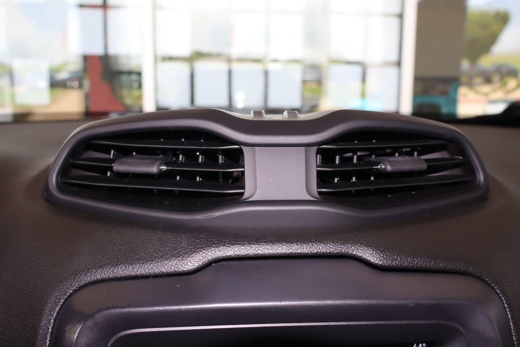 Used 2019 Jeep Renegade Latitude FWD image 31