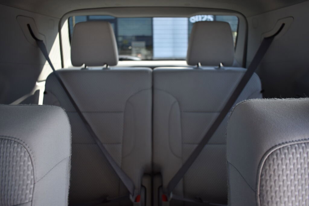 Used 2023 GMC Acadia SLE w/ Driver Convenience Package image 30