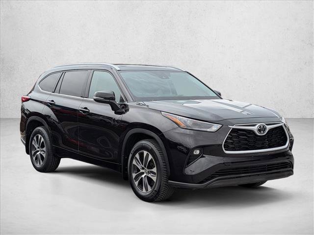 Used 2022 Toyota Highlander XLE AWD/4WD image 3