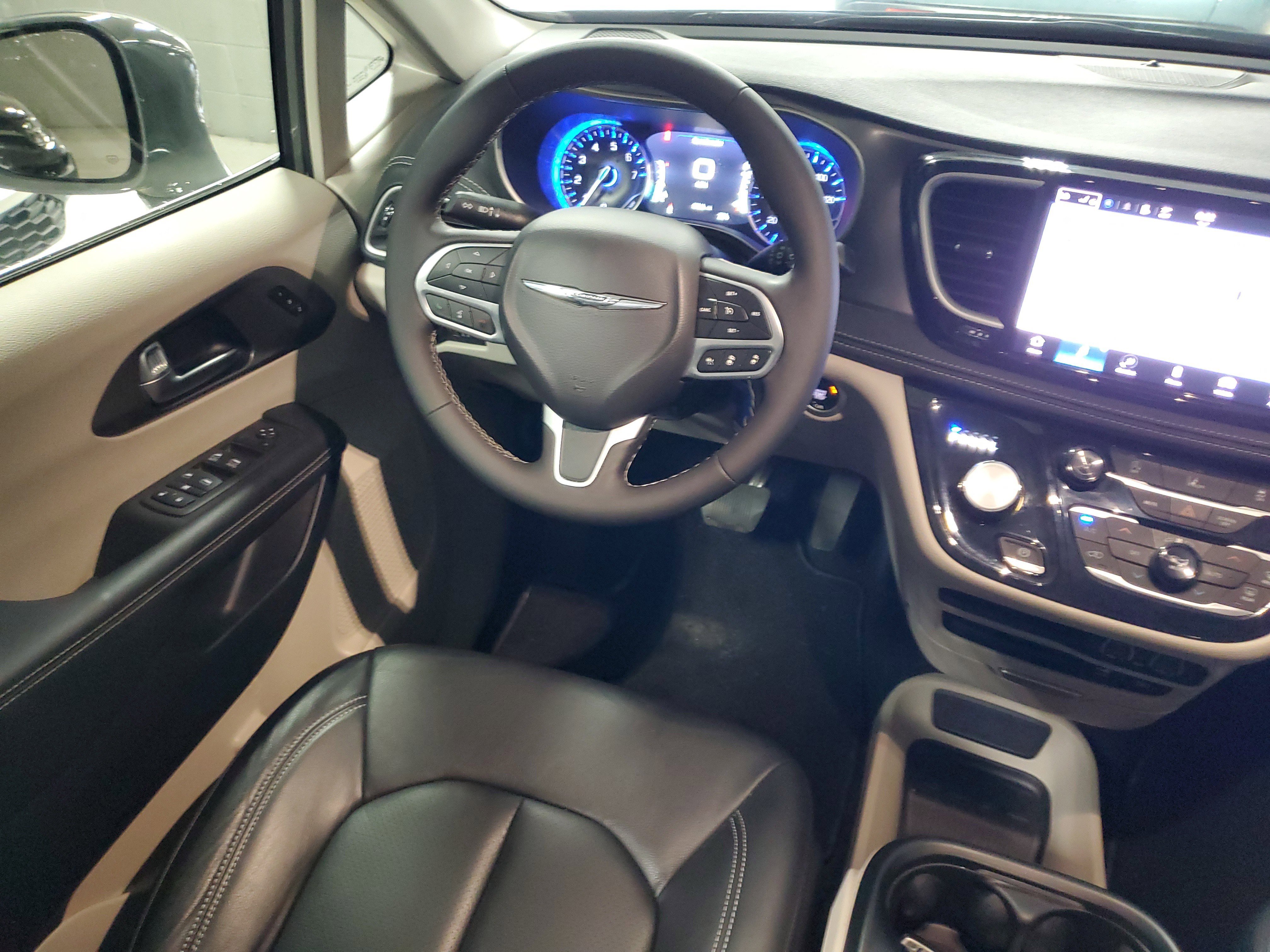 Used 2022 Chrysler Pacifica Touring-L AWD/4WD image 16