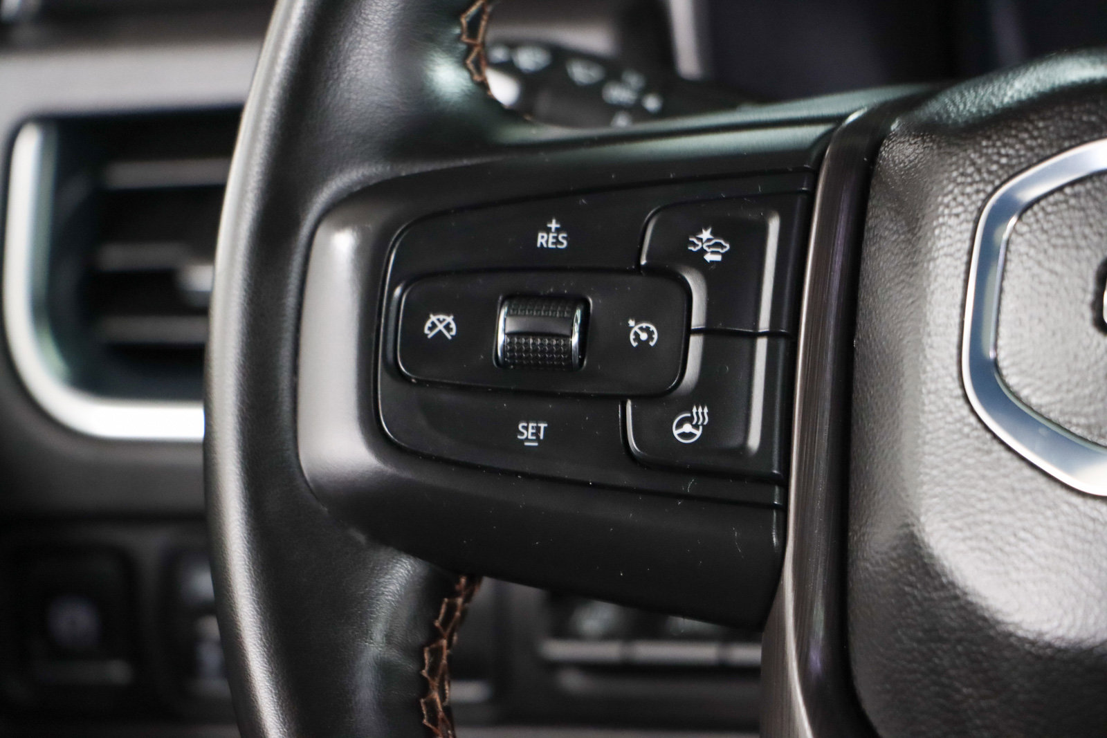 Used 2024 GMC Yukon XL AT4 w/ Technology Package image 14