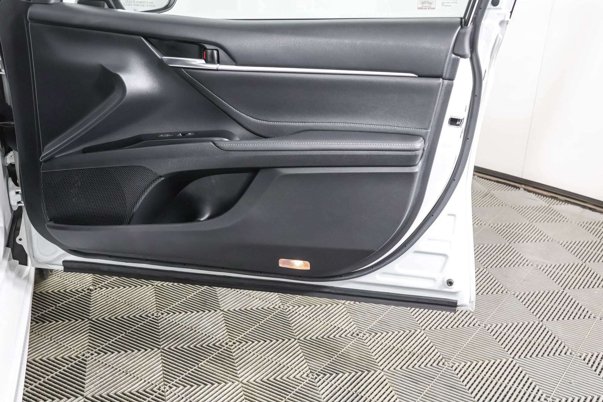 Used 2018 Toyota Camry XSE image 46