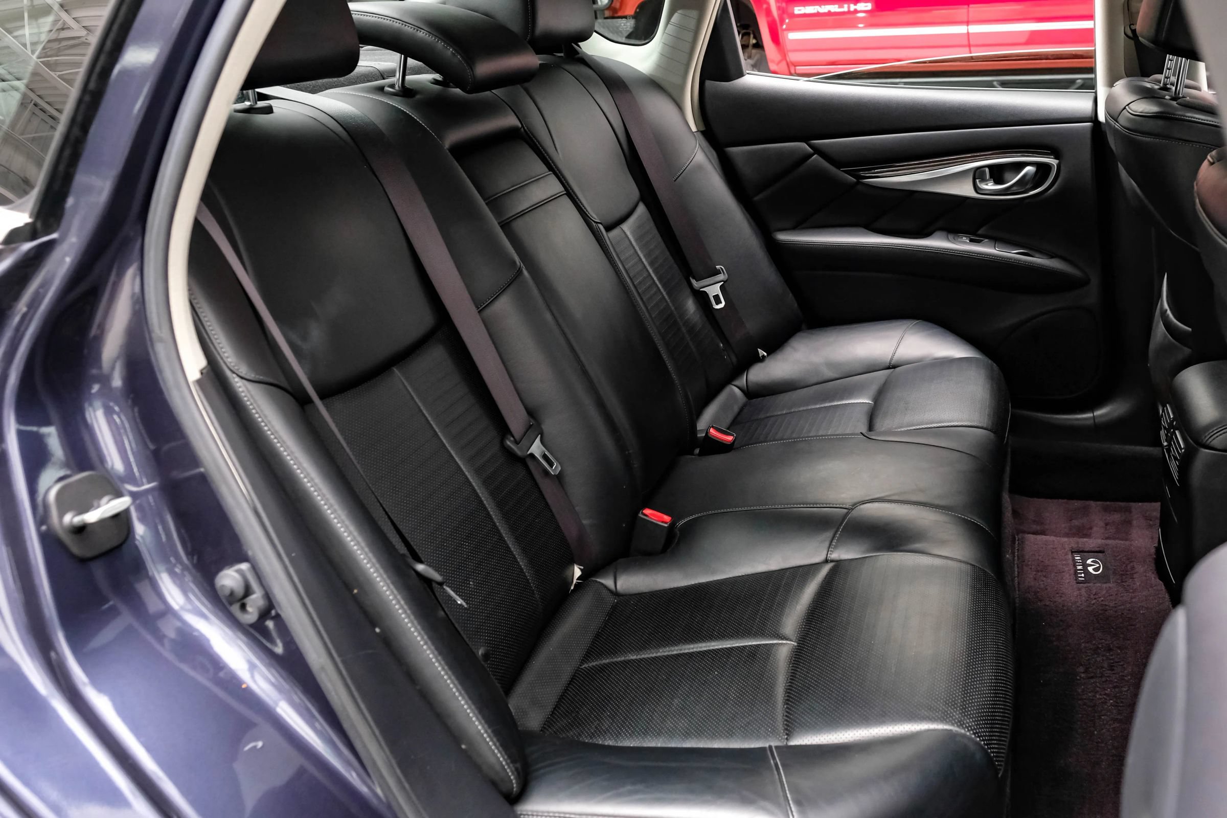 Used 2011 INFINITI M37 w/ Sport Pkg RWD image 39