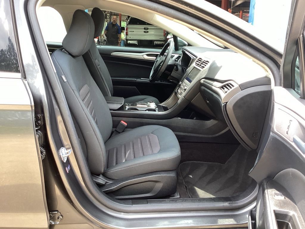 Used 2020 Ford Fusion SE FWD image 29