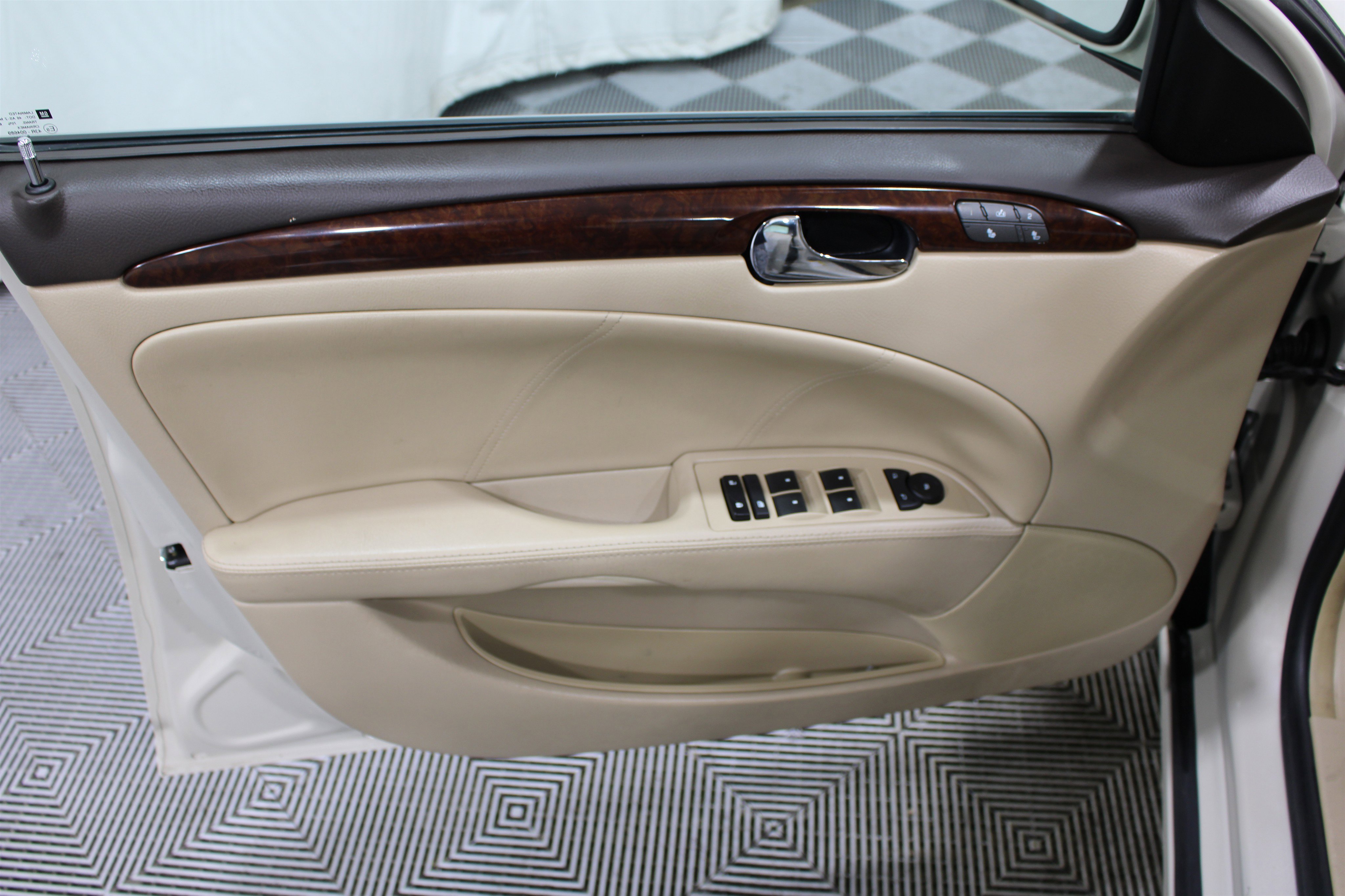 Used 2011 Buick Lucerne CXL w/ Driver Confidence Package FWD image 5