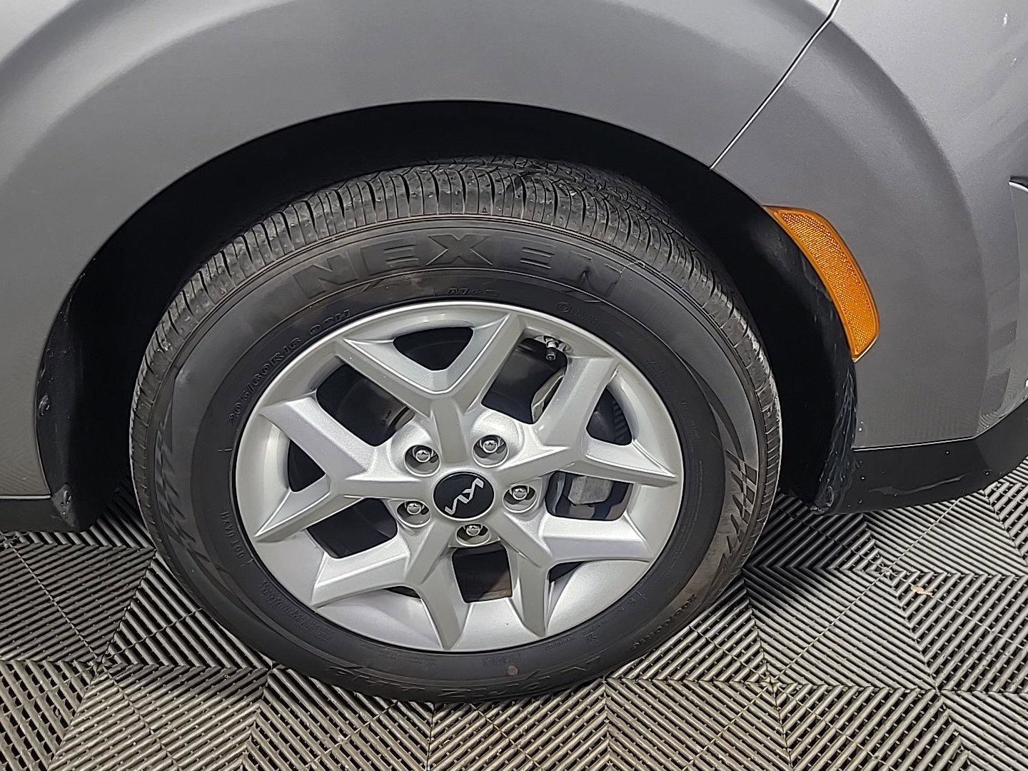 Used 2023 Kia Soul LX w/ LX Technology Package image 3